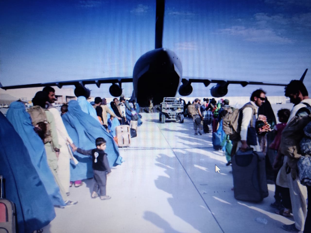 काबुल हवाई अड्डे के बाहर आत्मघाती विस्फोट